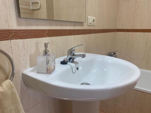 lavabo blanco en el baño con espejo en El Mirador de Sierra Mágina entre Granada y Jaén, en Noalejo