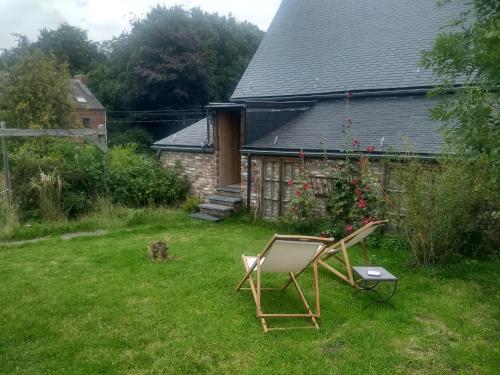 une chaise assise dans la cour d'une maison dans l'établissement La grange aux dîmes, à Walcourt