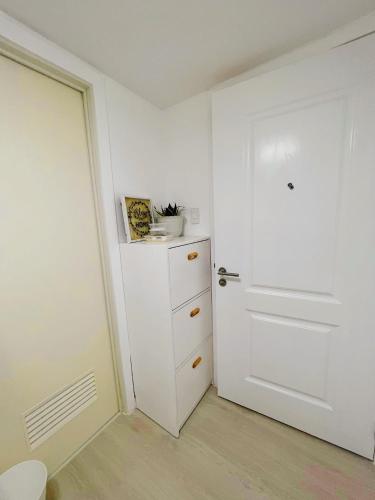 een kamer met een witte deur en een witte kast bij Azure North Residences by ACC in Lagundi