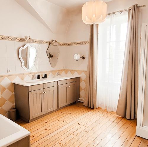 La salle de bains est pourvue d'un lavabo et d'un miroir. dans l'établissement Grande maison Brocante avec piscine proche centre, à Beaune