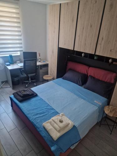 sypialnia z łóżkiem z ręcznikiem w obiekcie VARESE PRIME - Air conditioning - Free private parking - Stazione dei treni a 100 mt - Centro Città - Intero appartamento con 2 bagni w mieście Varese
