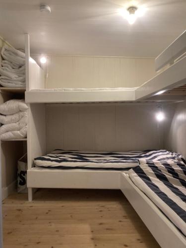 ein Schlafzimmer mit einem Etagenbett in einem Zimmer in der Unterkunft Brygghuset in Linköping