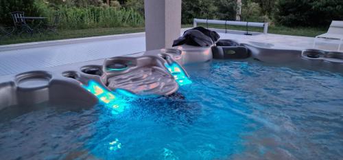 a water slide in the middle of a pool at Terre de Lumière 3 in Nyons