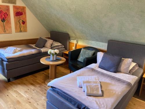 - un salon avec un lit et un canapé dans l'établissement Ferienwohnung auf dem Eltenberg, à Elten