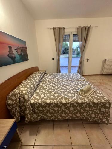 ein Schlafzimmer mit einem Bett mit einer Decke darauf in der Unterkunft SalentoHouse in Merine