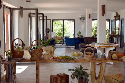 uma sala de estar com uma mesa com cestos em Tenuta Santa Caterina em Agropoli