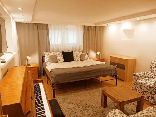 En eller flere senge i et værelse på Hoffberg Apartments