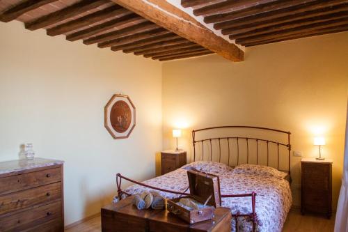 1 dormitorio con 1 cama, vestidor y 2 lámparas en Podere Piazza Casa dell'Arcivescovo, en Siena