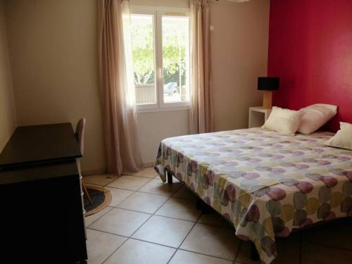 een slaapkamer met een bed en een raam bij Belle villa individuelle climatisée piscine in Monteux