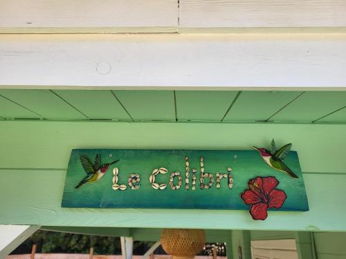 Ein Geburtstagskuchen mit zwei Vögeln im Regal in der Unterkunft "Le Colibri" dans la colline in La Ciotat