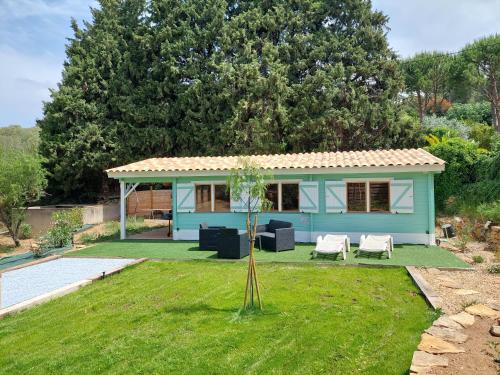 ein blaues winziges Haus mit Garten und Pool in der Unterkunft "Le Colibri" dans la colline in La Ciotat