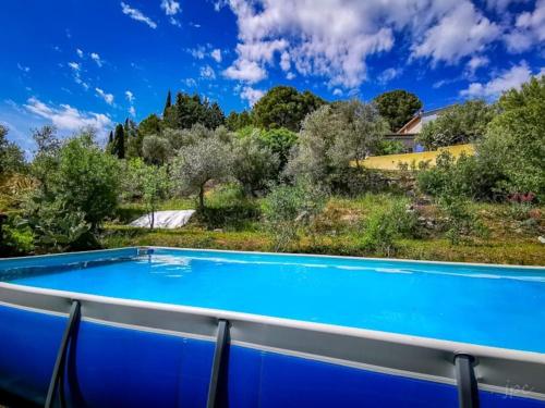 Kolam renang di atau dekat dengan Grand Studio provençal, piscine vue magnifique