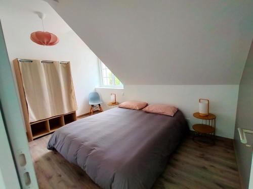 une chambre avec un grand lit dans un grenier dans l'établissement Les 2 moi s'L, à Sauzon