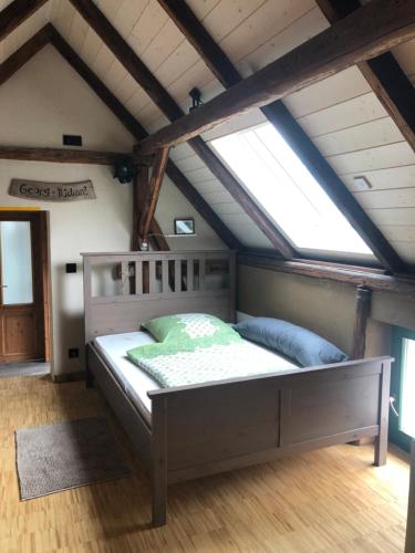 - une chambre mansardée avec un grand lit dans l'établissement Ferienwohnung in historischem 3-Seitenhof, à Leipzig