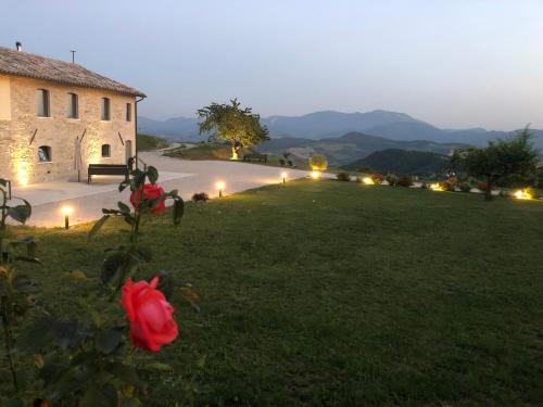 uma vista para uma casa com um quintal verde em B&B Il Passo em Urbino