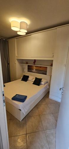 ein Schlafzimmer mit einem Bett in einem Zimmer in der Unterkunft Endless Summer in Badesi
