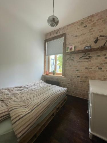 1 dormitorio con cama y ventana en Bougie Boutique Agenskalns, en Riga