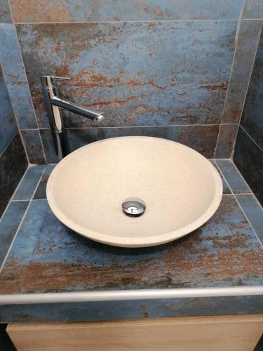 a white sink on a counter in a bathroom at appartamento Papaveri di Casa Mosaico in Volterra