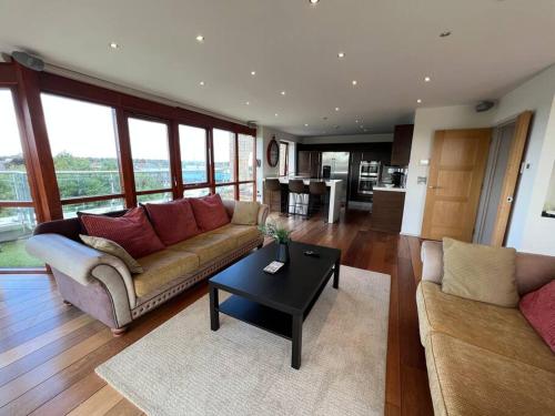 都柏林的住宿－The Kilmainham Spire View Apartment，客厅配有沙发和桌子