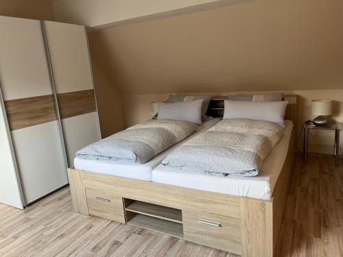 ウルツィヒにあるMosel Ferienwohnungのベッドルーム1室(ベッド2台付)
