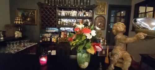 a vase of flowers on a table in a bar at SCHUMANN'S RESORT & PARK in Alto Boquete