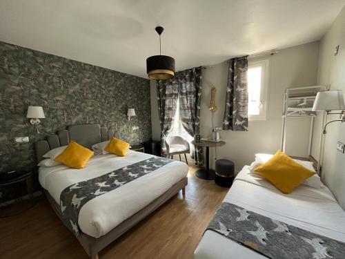 - une chambre avec 2 lits et des oreillers jaunes dans l'établissement Hotel Belfort, à Paris