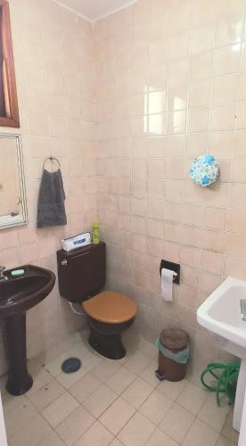 a bathroom with a toilet and a sink at Apartamento Ubatuba Vista para o Mar in Ubatuba