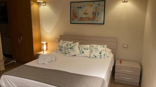 a bedroom with a bed with white sheets and pillows at Lux FHR Roma, metro a 50m, collegatissimo, in Rome