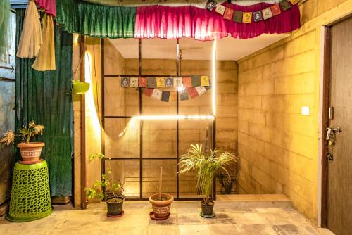 een kamer met een douche en potplanten. bij Hotel Relax Inn Jaisalmer in Jaisalmer