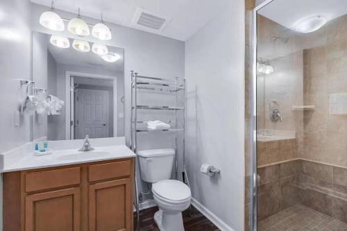 uma casa de banho com um WC, um lavatório e um chuveiro em Beautiful Junior 2BR/2BA Palms Resort in Destin em Destin
