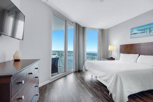 biała sypialnia z dużym łóżkiem i dużymi oknami w obiekcie Beautiful Junior 2BR/2BA Palms Resort in Destin w mieście Destin