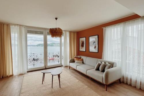 Sarıyer的住宿－Sarıyer Luxury Seaside Dublex by Bosphorus，带沙发和大窗户的客厅