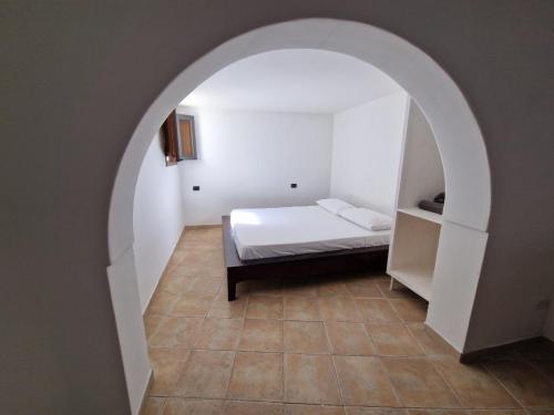 una camera con letto ad arco di Il Paradiso nascosto a Pantelleria