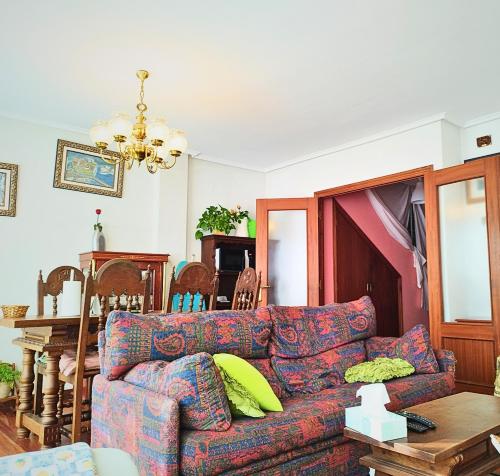 Castro-urdiales Apartamento compartido o entero في كاسترو أورديالس: غرفة معيشة مع أريكة وطاولة