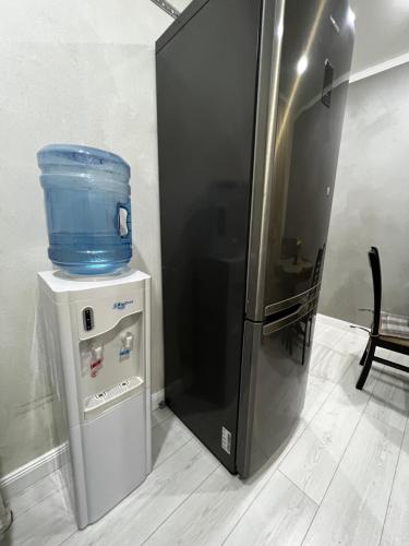 - un réfrigérateur avec un seau bleu dans l'établissement Двухкомнатная квартира, à Aksay
