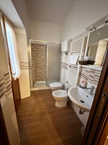 a bathroom with a toilet and a sink at Villa Tardioli in Castelluccio