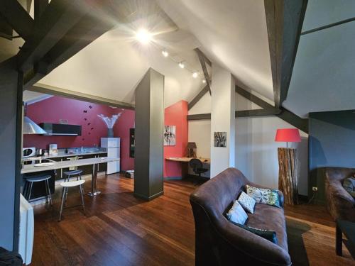 un salon avec un canapé et une salle à manger dans l'établissement Un cadre exceptionnel 