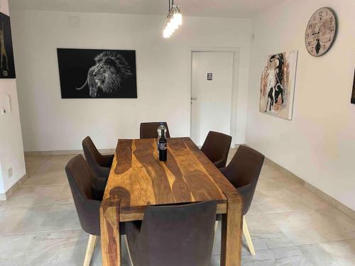 a wooden table with black chairs in a room at Moderne Wohnung mit Stil in Grossgerungs