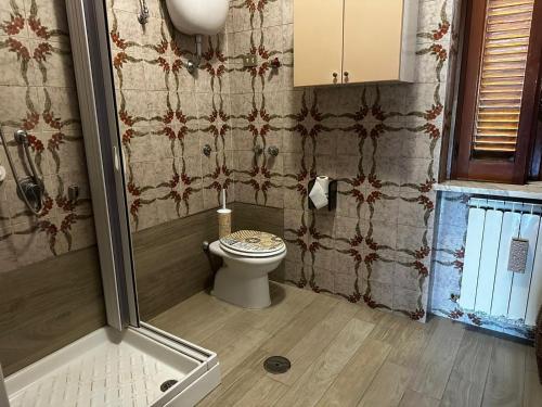 uma casa de banho com um WC e um chuveiro em Cellole Home em Cellole