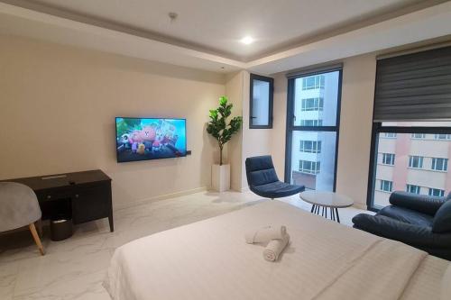 um quarto de hotel com uma cama e uma televisão na parede em The Rixx Couple@D1/Opera House/Park Hyatt/Japtown em Ho Chi Minh