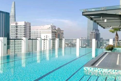 uma grande piscina no telhado de um edifício em The Rixx Couple@D1/Opera House/Park Hyatt/Japtown em Ho Chi Minh