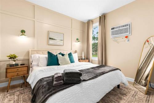 ein Schlafzimmer mit einem großen Bett und einem Fenster in der Unterkunft New! Luxury 1BR Flat near Downtown Mount Clemens in Mount Clemens