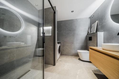 y baño con ducha, aseo y lavamanos. en Super Stylish Apartment in Fantastic Location, en Marbella