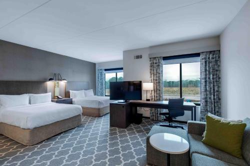 Habitación de hotel con 2 camas y escritorio en Residence Inn by Marriott Atlanta Covington, en Covington
