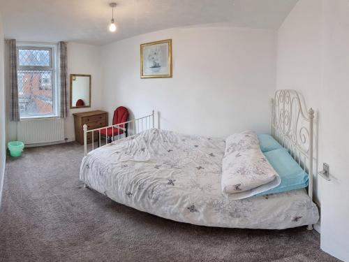 una camera con letto con struttura metallica di 4 Bedroom House in Central Rochdale cul-de-sac Free Parking & Fast Wi-Fi a Rochdale