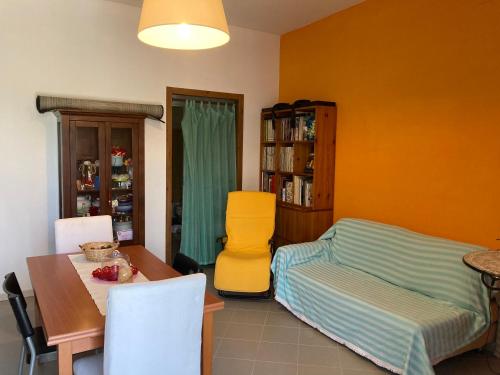Habitación con mesa, cama y comedor. en Casa nella Natura en Caramanico Terme