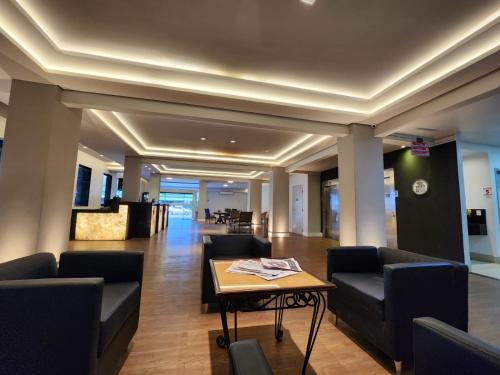 een lobby met banken en een tafel in een gebouw bij HOTEL CAMPO GRANDE in Campo Grande