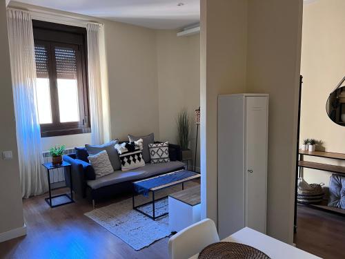 un soggiorno con divano e finestra di Apartment in monumental square Madrid Center a Madrid
