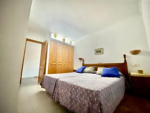 ポルト・ダ・ポリェンサにあるPuerto de Pollensa cat Villasのベッドルーム(青い枕のベッド1台付)