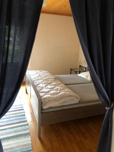 Tempat tidur dalam kamar di Röda stugan